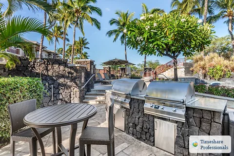 Outdoor grilling area at Kohala Suites By Hilton Grand Vacations